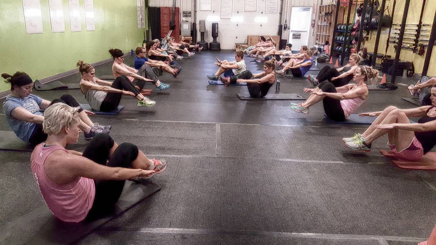 Picture of the joefitness bootcamp with members doing a core and ab workout.